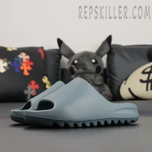 Close-up of the front view and toe shape of the Yeezy Slides ‘Slate Marine’ in slate blue color.