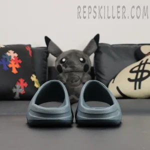 Frontal heel view of the Yeezy Slides ‘Slate Marine’ from directly behind.