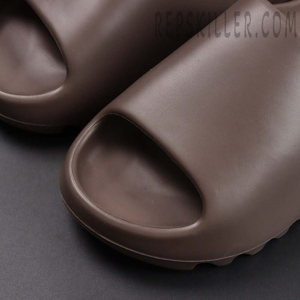 Yeezy Slides 'Soot'2