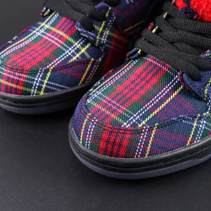 Nardwuar x Nike Dunk Low SB ‘Tam O’ Shanter Hat’ close-up of toe box featuring red and green plaid pattern.