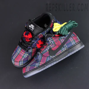Nardwuar x Nike Dunk Low SB ‘Tam O’ Shanter Hat’ top-down pair view highlighting extra laces and tartan pattern.