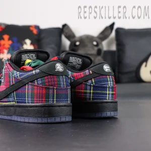 Nardwuar x Nike Dunk Low SB ‘Tam O’ Shanter Hat’ rear angle view showing embroidered “Doot Doola Doot Doo” text patch.