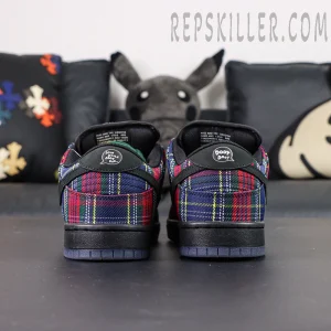 Nardwuar x Nike Dunk Low SB ‘Tam O’ Shanter Hat’ rear view highlighting plaid heel overlay and logo details.