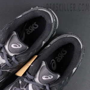Top view of ASICS GEL-NYC “Graphite Grey Black” insoles with asics logo visible.
