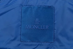 Mxxcler Longue Saison “Blue Puffer Badge” Down Vest Brand label