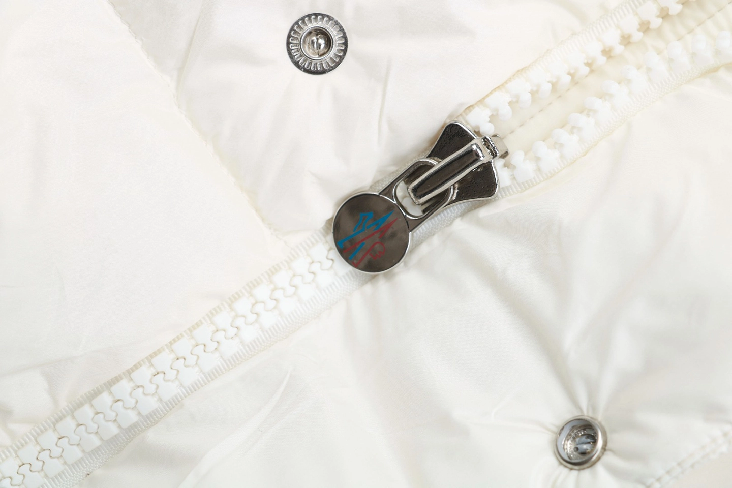 Mxxcler Maya Matte Hooded Down Jacket – Off-White #508 Zipper puller