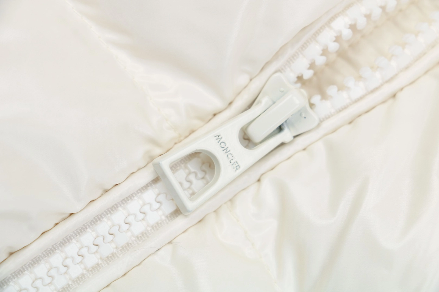 Mxxcler Petra Short Down Jacket White Zipper puller