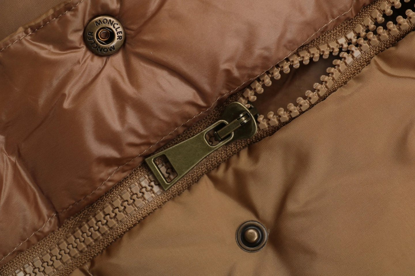 Mxxcler Agneux Cinched-Waist Hooded Down Jacket Brown Zipper puller