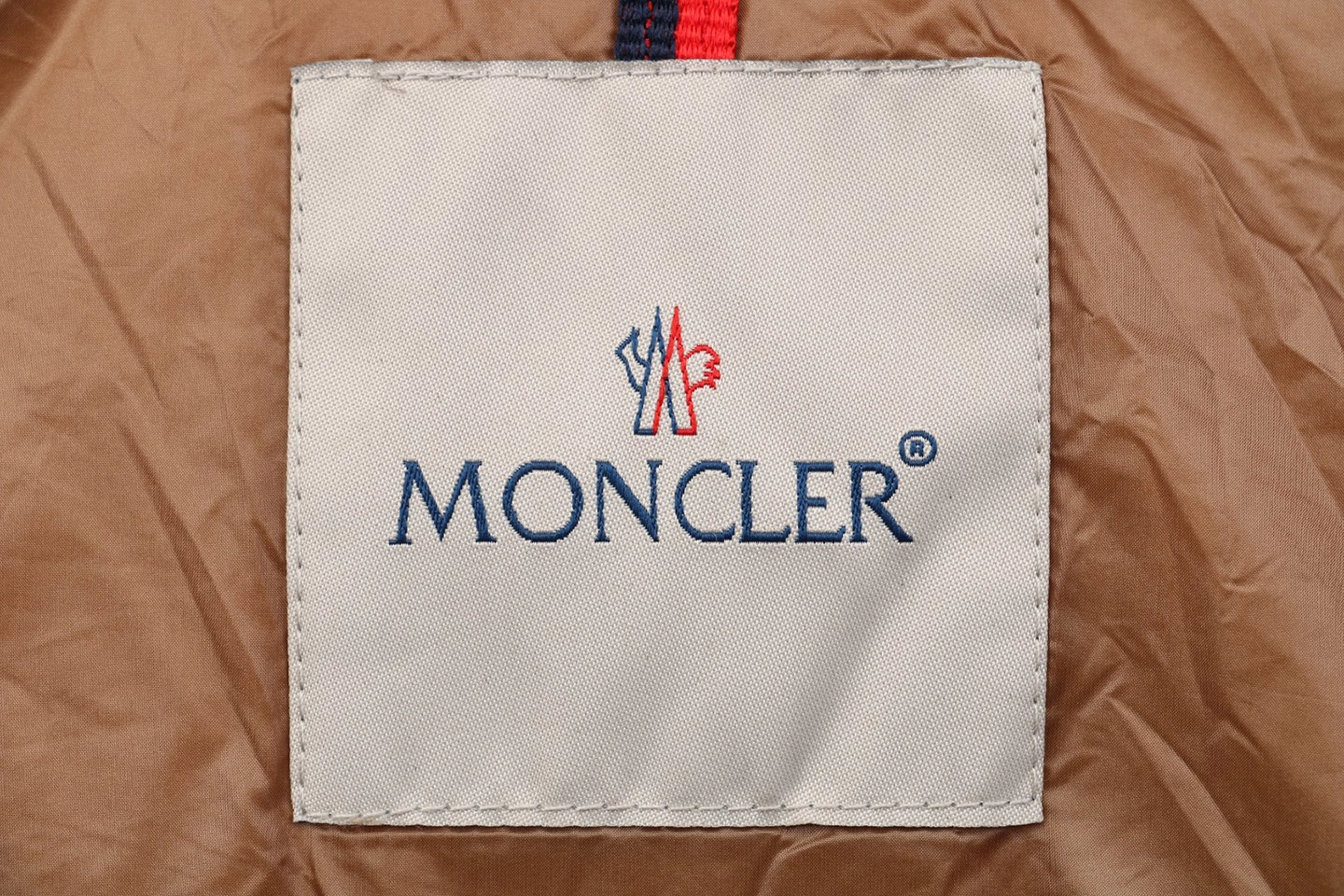 Mxxcler Agneux Cinched-Waist Hooded Down Jacket Brand label