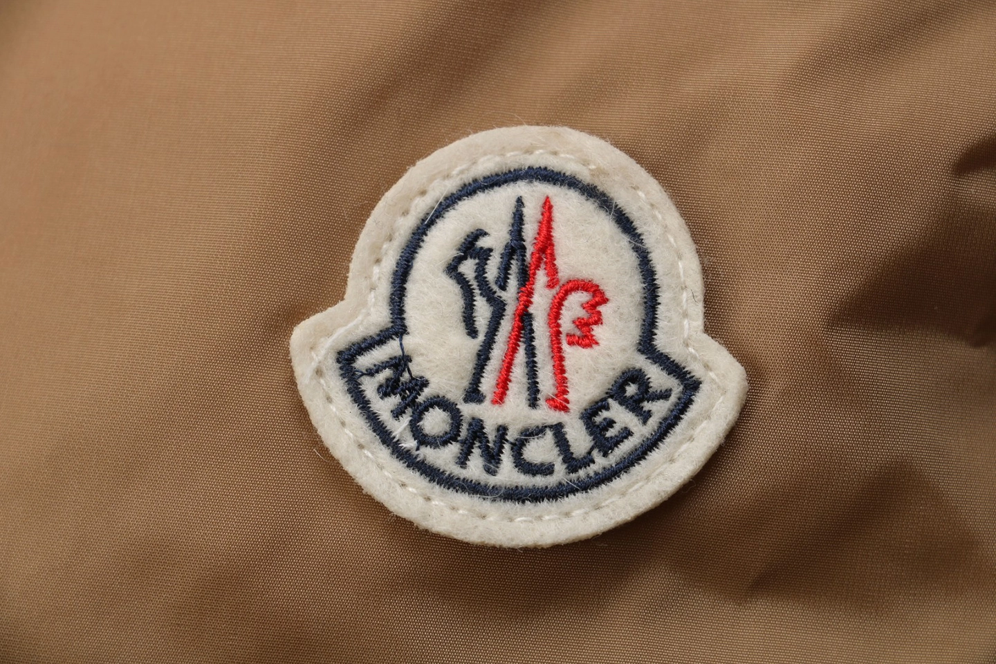 Mxxcler Agneux Cinched-Waist Hooded Down Jacket Brown Brand label