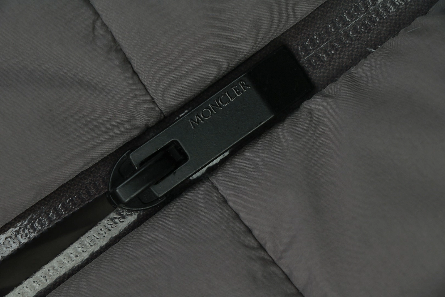 Mxxcler Fusain Short Down Puffer Jacket Grey Zipper puller