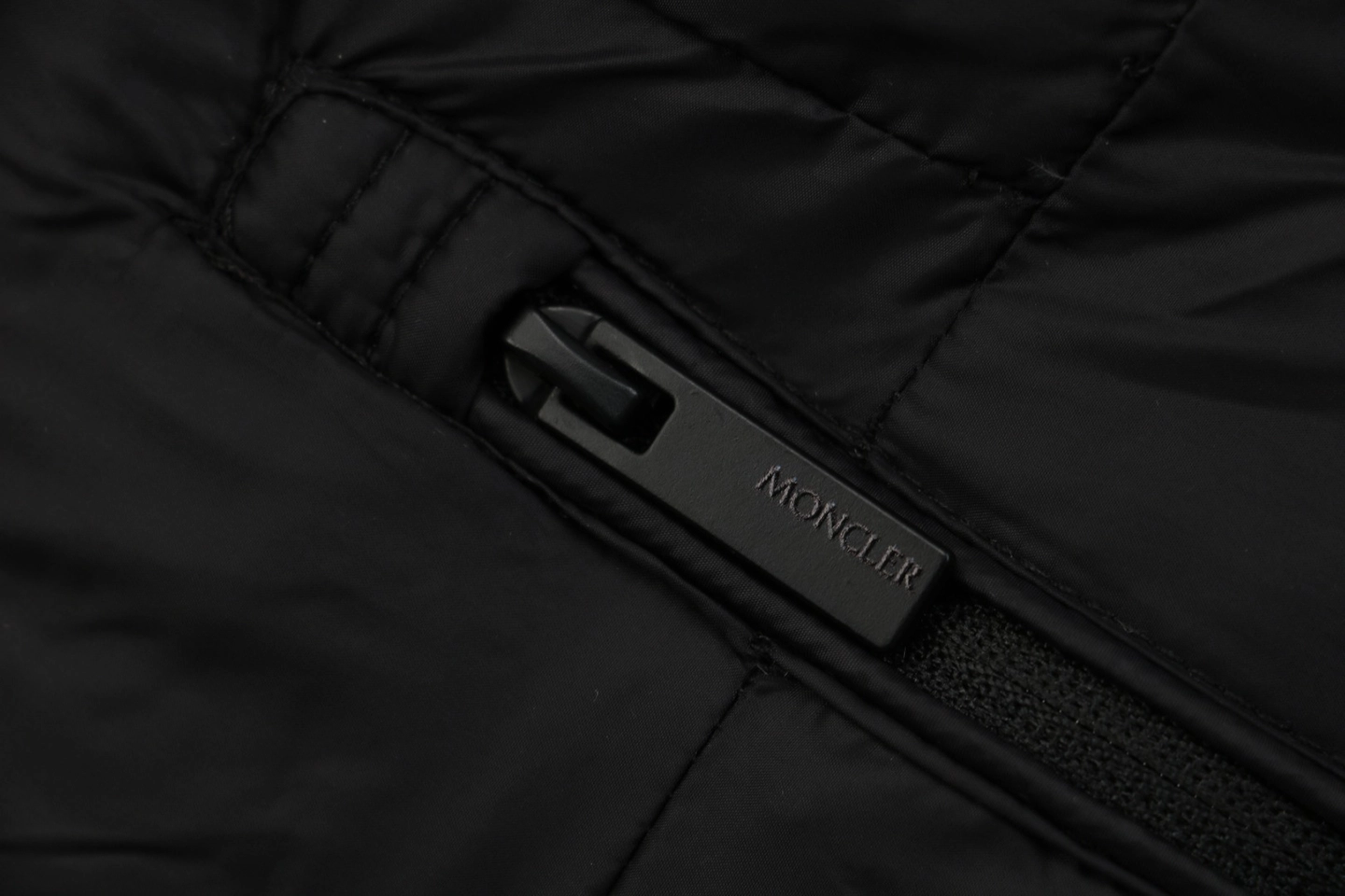 Mxxcler Fusain Short Down Puffer Jacket Black Zipper puller