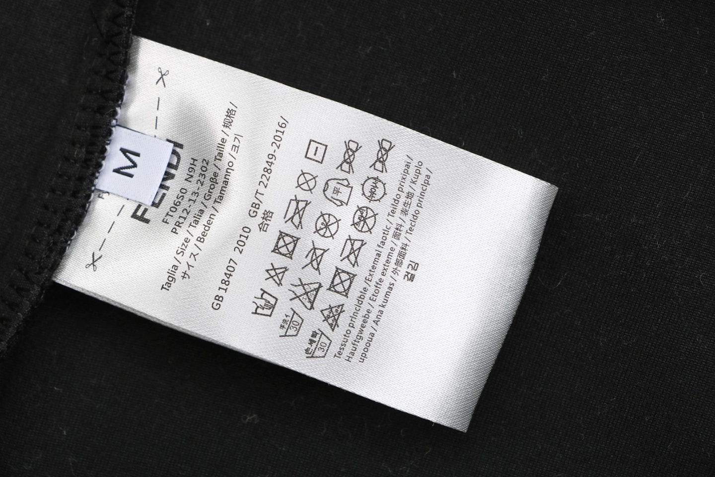 Fendi × Heytea Collaboration Crewneck Sweatshirt Wash label